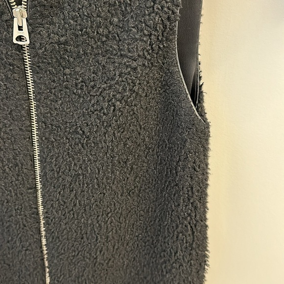 Wilfred Sherpa vest - Picture 2 of 5